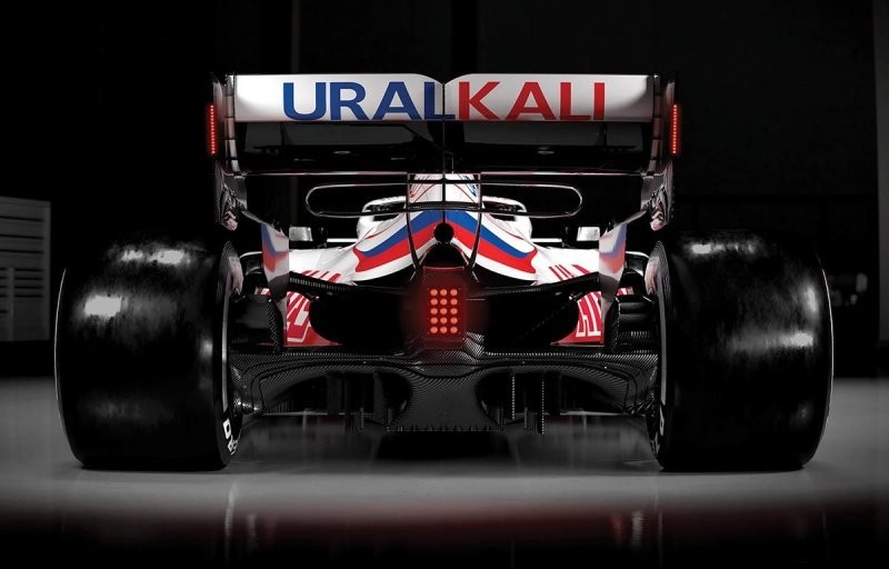 Американская команда «Формулы-1» раскрасила свою машину в цвета российского триколора