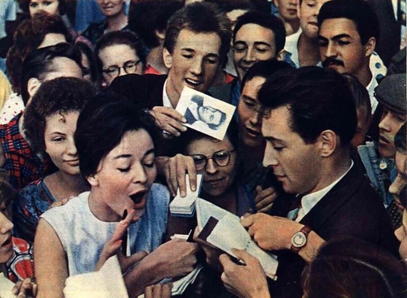 В. Тихонов раздаёт автографы на Международном кинофестивале в Москве 1961 года.