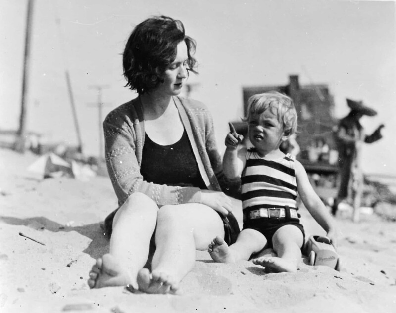 Трёхлетняя Мэрилин Монро с мамой на пляже... 1929 год...