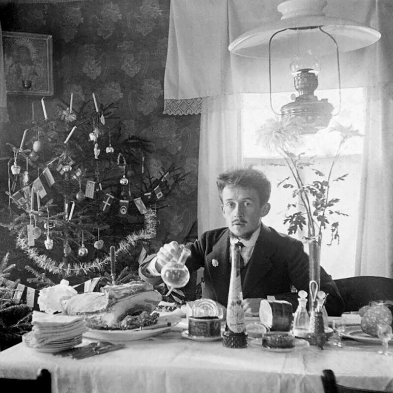 Автопортрет у рождественской елки. Георгий Несытов, г. Ярославль. 1913 год