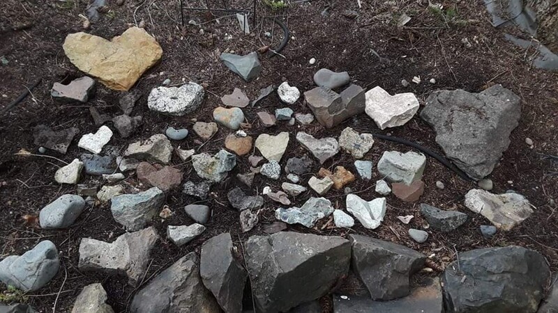 2. Коллекция камней в форме сердечек, которую мой друг собрал за 6 лет