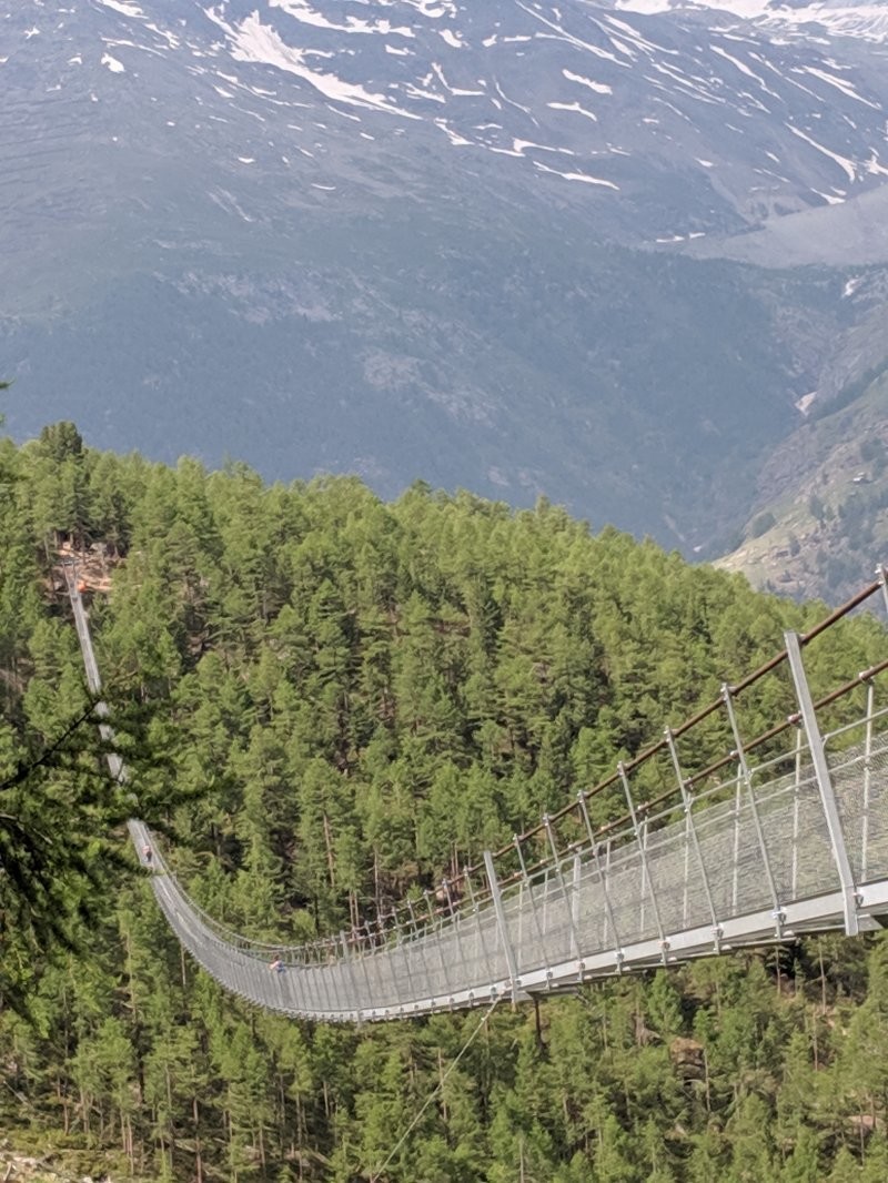 Швейцария, самый длинный подвесной пешеходный мост в мире - 80 метров в высоту, 494 метра в длину