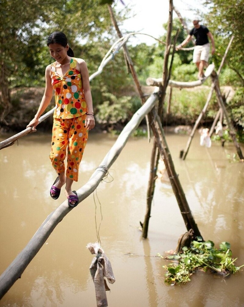 «Мосты обезьян» (Вьетнам)  состоят из одного большого бревна для ног и другого меньшего размера для рук