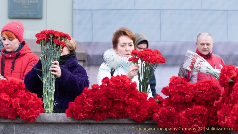 Фотоотчет о возложении цветов к могиле Сталина 5 марта 2021 года