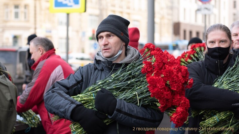 Фотоотчет о возложении цветов к могиле Сталина 5 марта 2021 года