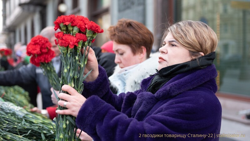 Фотоотчет о возложении цветов к могиле Сталина 5 марта 2021 года