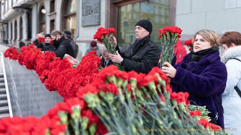 Фотоотчет о возложении цветов к могиле Сталина 5 марта 2021 года
