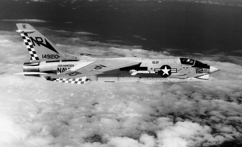 19 марта 1971 года. Американский палубный истребитель F-8 Crusader над Тонкинским заливом.
