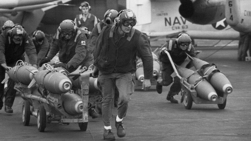 Март 1971 года. У берегов Вьетнама. На палубе авианосца «Китти Хок».