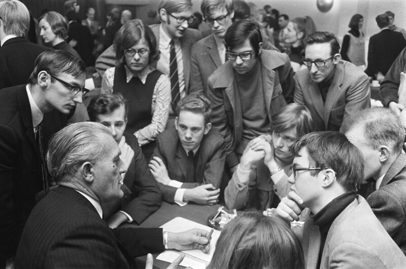 6 марта 1971 года. Амстердам. Министр социального развития и здравоохранения встречается с активистами молодежного крыла Антиреволюционной партии (Anti-Revolutionaire Partij).