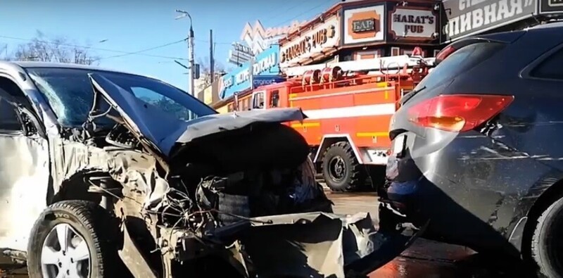 В Иркутске взбесившийся трамвай разбил девять автомобилей