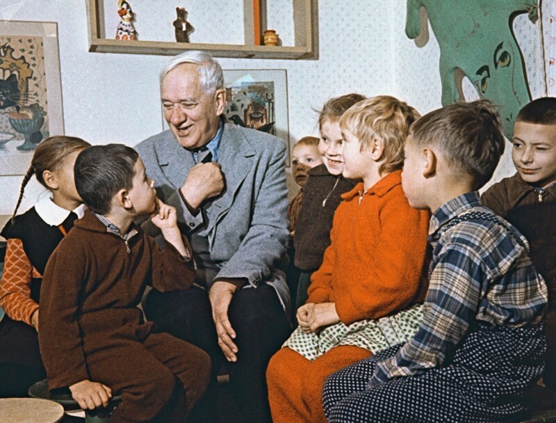 16.11.1959 Детский писатель Корней Иванович Чуковский во время встречи со своими юными читателями в детской библиотеке в Переделкино