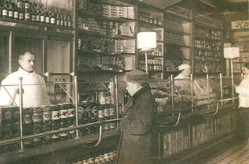 У прилавка нового магазина "Гастроном". Фотография 1938 года. Вологда