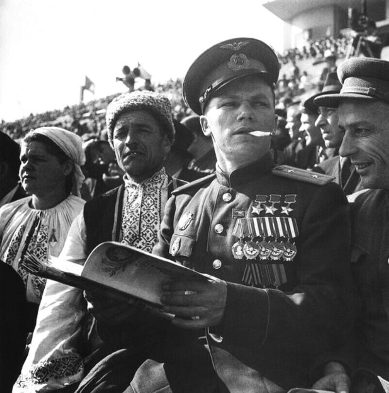 Трижды Герой Советского Союза Иван Кожедуб на стадионе "Динамо". 1964 год