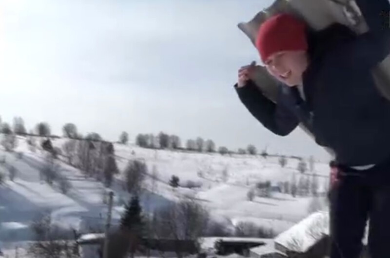 Жительница Пермского края перетаскала на гору шифер, чтобы построить телефонную будку