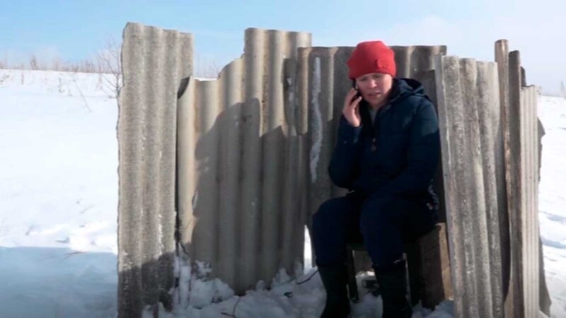 Жительница Пермского края перетаскала на гору шифер, чтобы построить телефонную будку