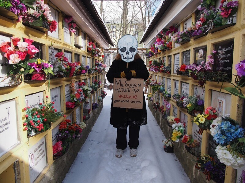 "Партия мёртвых" поздравила женщин с 8 марта прямо на кладбище