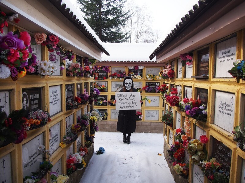 "Партия мёртвых" поздравила женщин с 8 марта прямо на кладбище