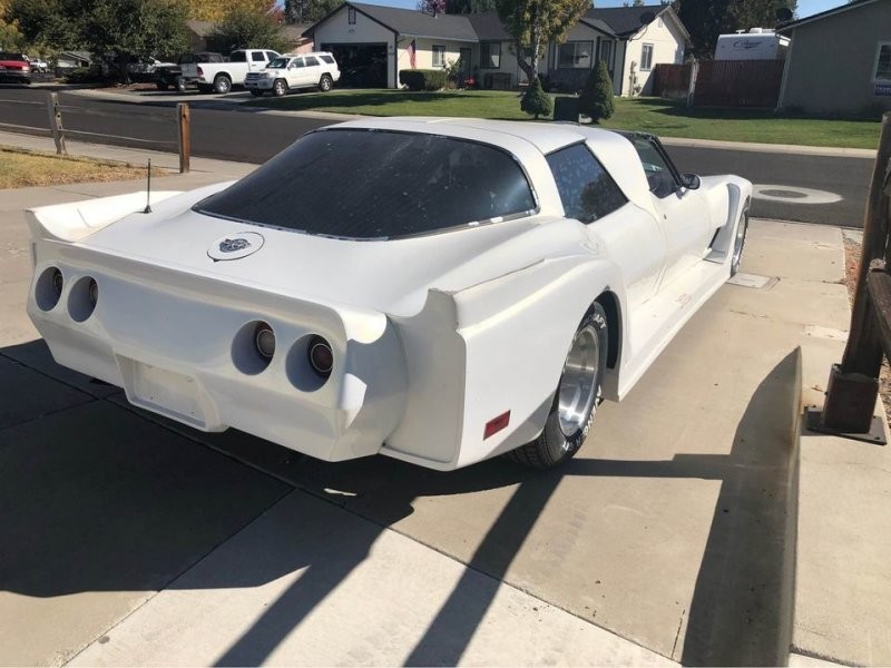 Кастомный четырехдверный Chevrolet Corvette, который больше похож на Бэтмобиль