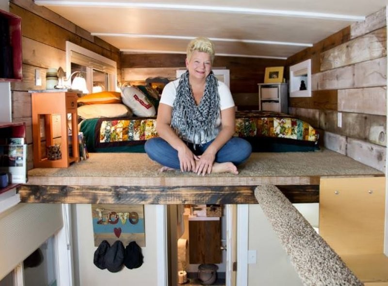 Женщина построила целый посёлок из крошечных уютных домишек