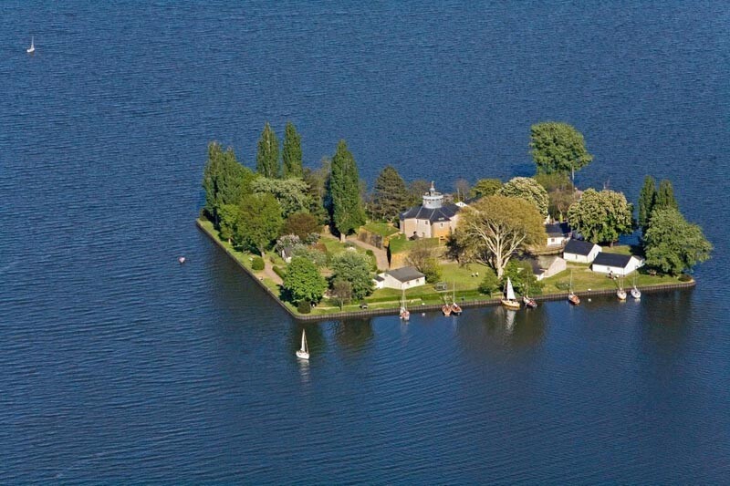 Идеальное убежище: райский остров посреди озера