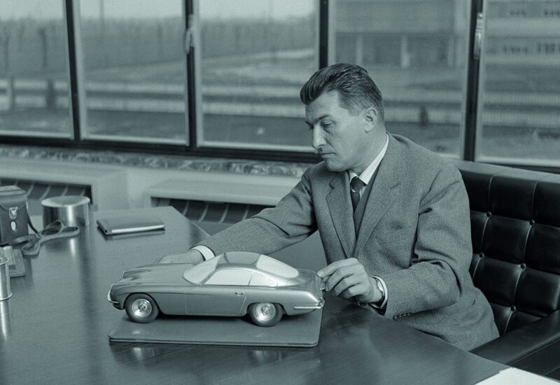 Ферруччо Ламборджини с моделью 350 GT, первым серийным автомобилем компании, 1963 г.