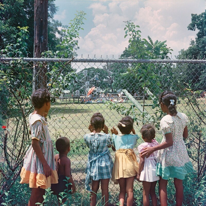 Чернокожие дети смотрят на игровую площадку. США, Алабама, 1956 г.