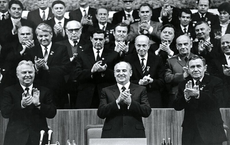 Михаил Горбачев, Егор Лигачев, Андрей Громыко, Борис Ельцин и другие, аплодируют на открытии 27–го съезда КПСС. СССР. 25 февраля 1986 года