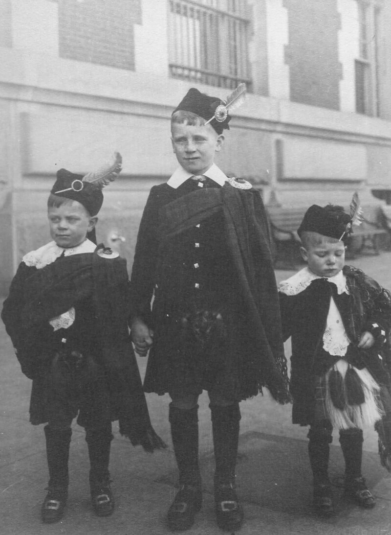 Шотландские мальчики, 1910