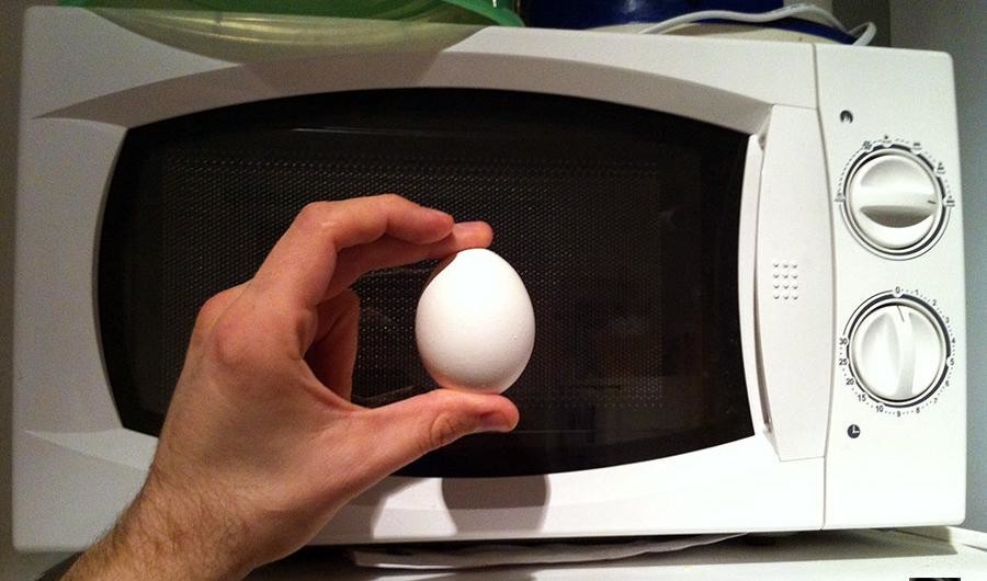 Яичный взрыв: почему не стоит готовить яйца в микроволновой печи?
