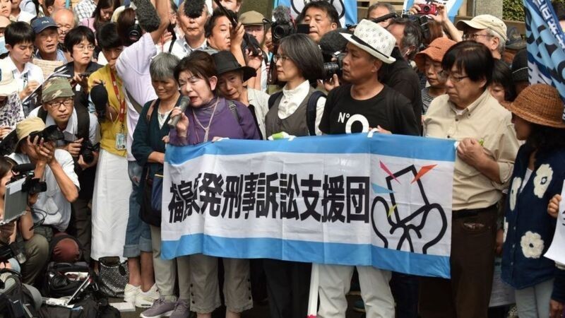 Демонстрация недовольства властями Японии и призыв отказаться от ядерного оружия во имя благополучия нации