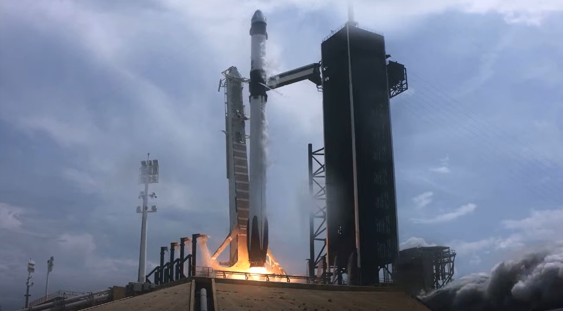 Ракета SPACEX Falcon 9. Falcon 9 Crew Dragon. Spaces запуск