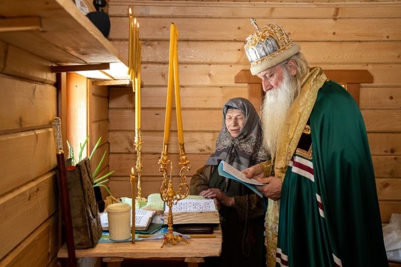 После освящения избы митрополитом Корнилием Агафья Лыкова справила новоселье в доме от Дерипаски