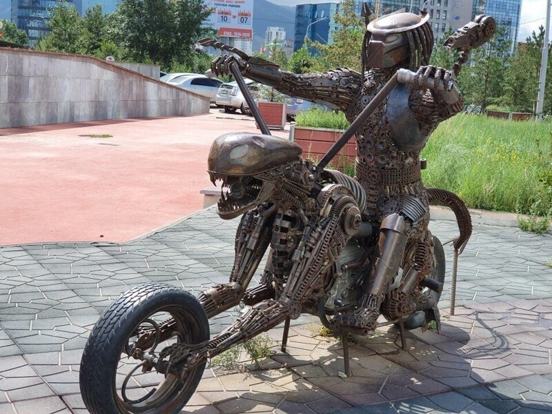 Не знаю почему, но у нас в Монголии есть такая скульптура