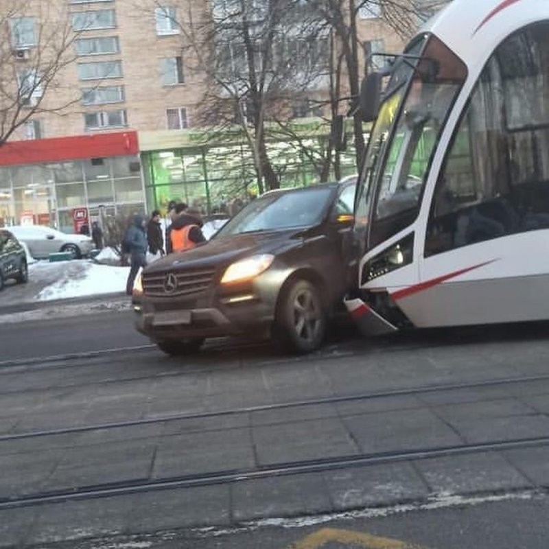 Дамочка на «Мерседесе» подбила трамвай в Москве