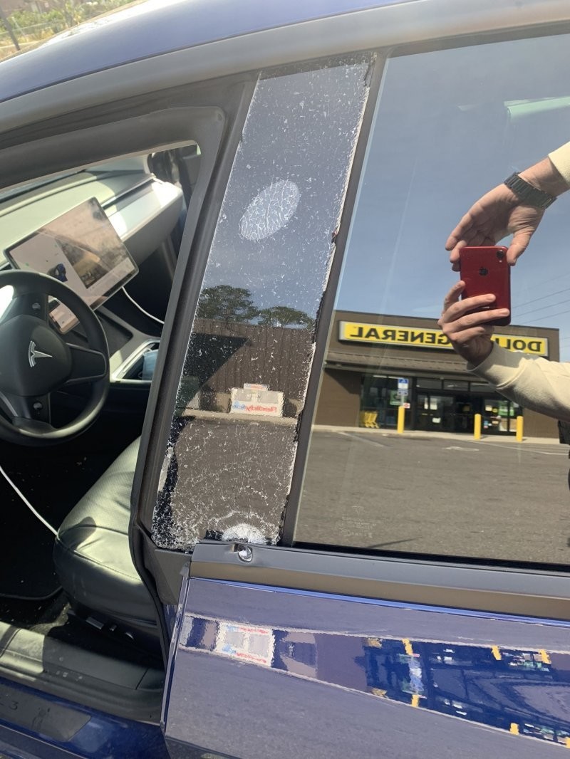 Вооруженный угонщик не смог завладеть автомобилем Tesla из-за необычных дверных ручек