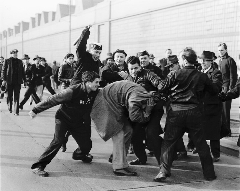 Фотография сделана во время забастовки рабочих на заводе Ford в 1941 году