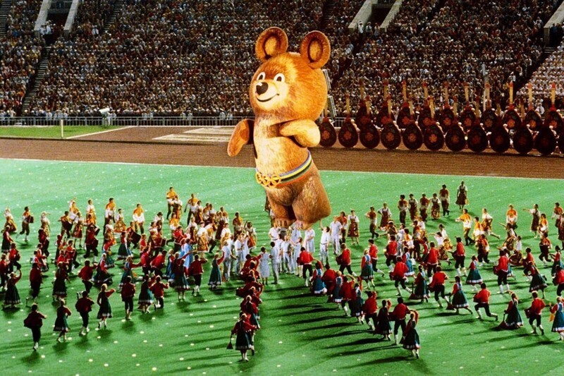 Закрытие олимпиады-80. Ещё немного и мишка улетит. Народ плакал