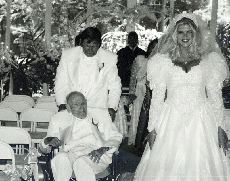 Свадьба 90 летнего нефтяного магната Дж.Говарда Маршала и 27 летней супермодели Анны Николь Смит в 1994 году