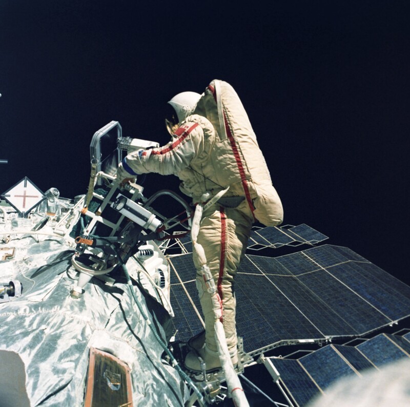 Советский космонавт работает в открытом космосе