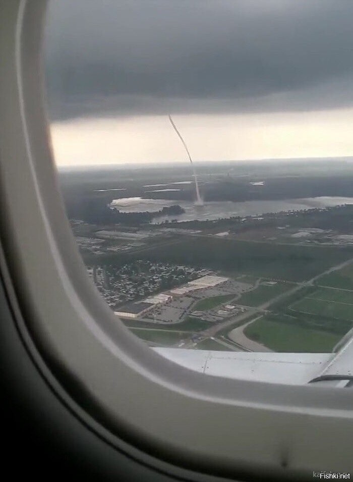 Вид из самолета на аэропорт