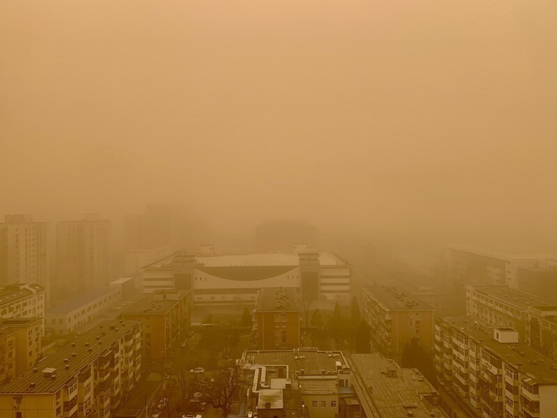 Вот такой выглядит сегодня столица КНР: блеклой и безжизненной, будто на старых выцветших фото