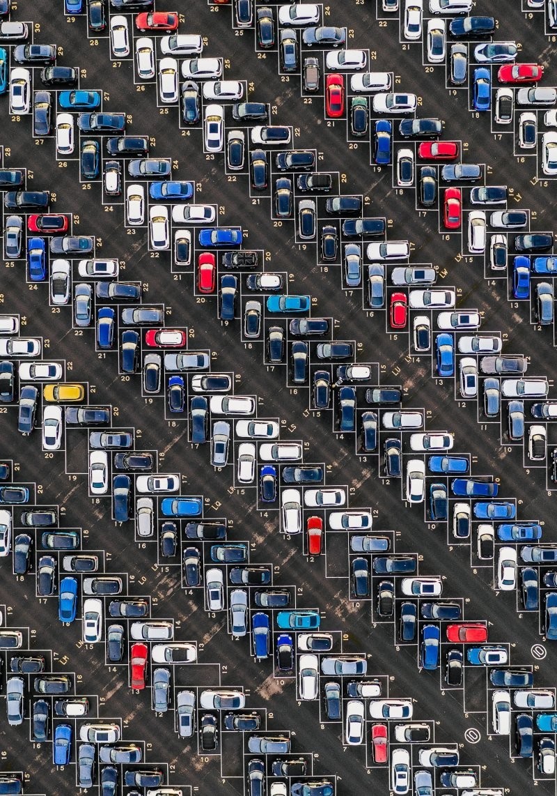 Елочная парковка автомобилей