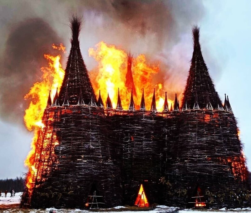 9. В Калужской области мощнее всех отметили Масленицу, там сожгли 24-метровый "замок корона-людоеда"
