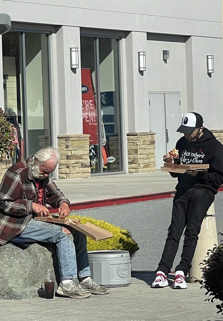Он купил пиццу себе и бездомному и даже составил ему компанию