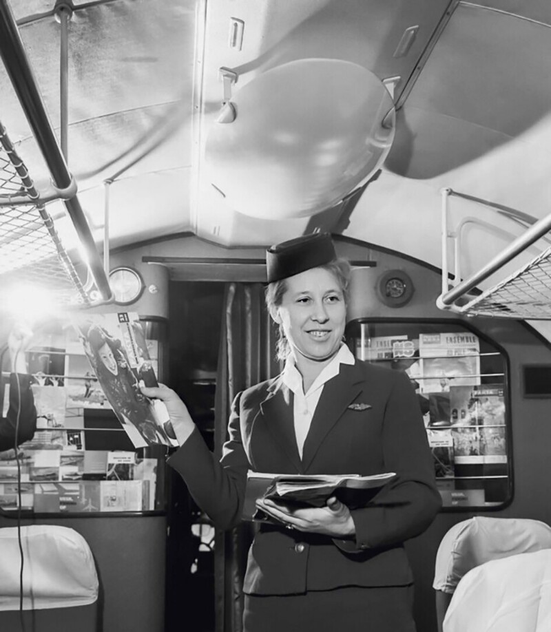 Стюардесса международного отряда З.Кабанова в салоне лайнера Ту-104. Фото С. Преображенского, 1964 г.