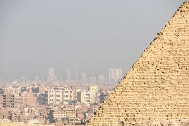 2. Одна из Великих пирамид и вид на город Эль-Гиза
