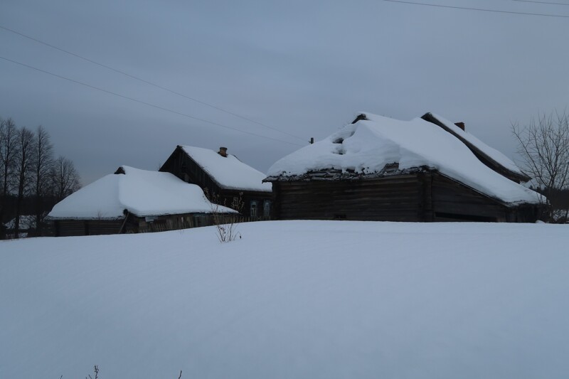 Старинные дома под полуметровым снегом