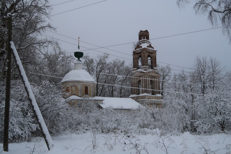 Село расположено на горе,  на окраине Троицкий храм 1798 года
