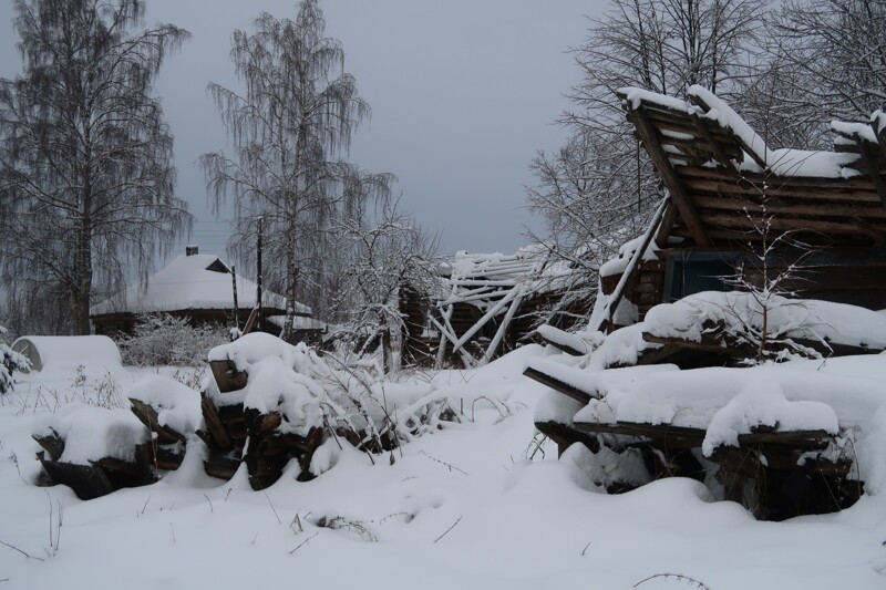 Руины домов под снегом